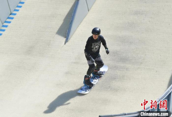 滑雪爱好者在滑旱雪 张瑶 摄