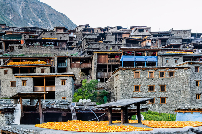 村落的对面,隔着一条龙达河,是建设得非常漂亮的俄亚乡小学,这是全乡