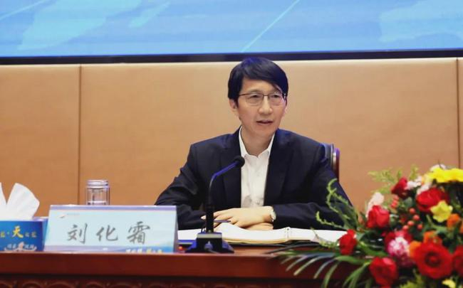 执行总裁,苏酒集团贸易董事长刘化霜用"艰苦卓绝"四个字总结了洋河