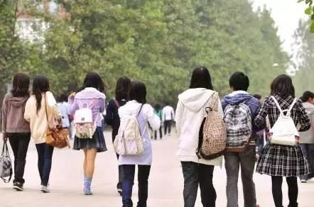 大学教授头发“意外”成精,导致上课期间无人逃课,学生直呼可爱|社团|老师|奖学金|学校|成绩_新浪新闻