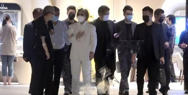 63岁“上海仔”郭永鸿继续高调!带6名保镖外出,浩浩荡荡气势足