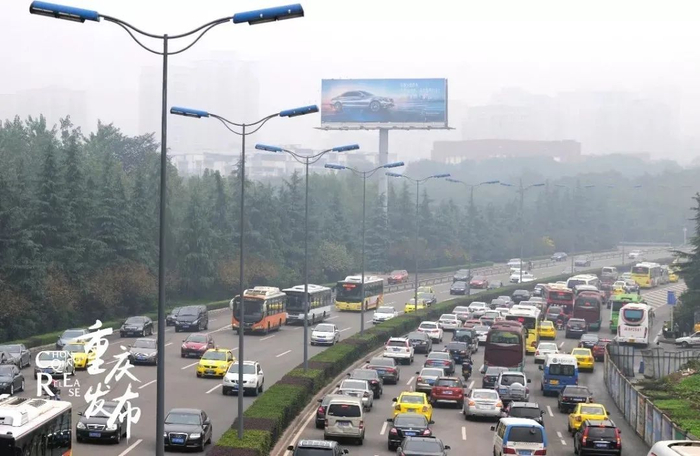 市民驾车出行（资料图）。邹乐 摄