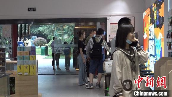 选购文创产品的游客。陈选斌 摄