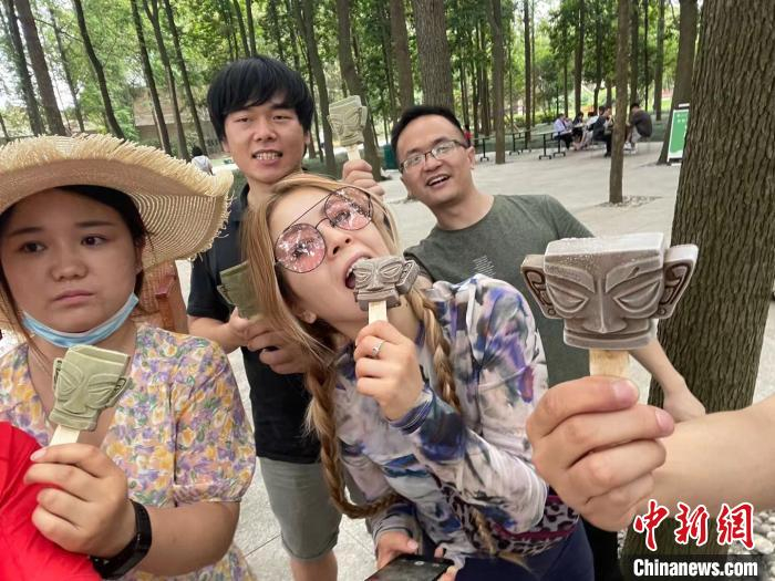 面具冰淇淋深受游客喜爱。三星堆文创工作室供图