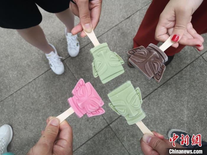 游客购买的冰淇淋。安源 摄