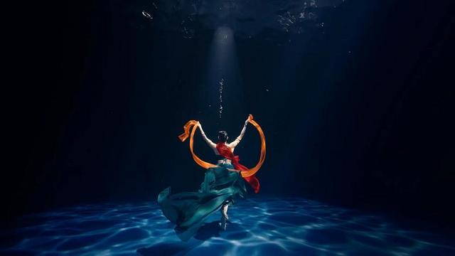  何灏浩说整个舞蹈最难的地方是纱的缠绕