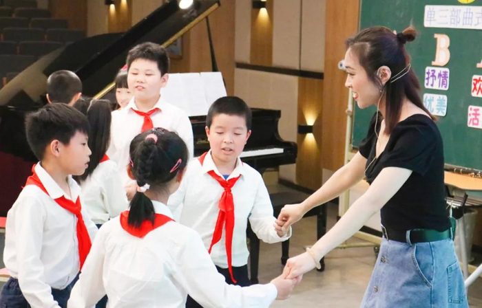 《加伏特舞曲》课堂展示（央广网发 重庆巴蜀小学供图）