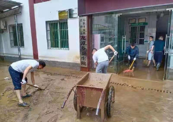 龙潭乡干部群众合力抢险（央广网发 石柱县供图）