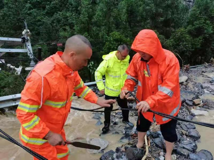 工作人员正在国道211黄鹤镇境内抢险救灾（央广网发 石柱县供图）