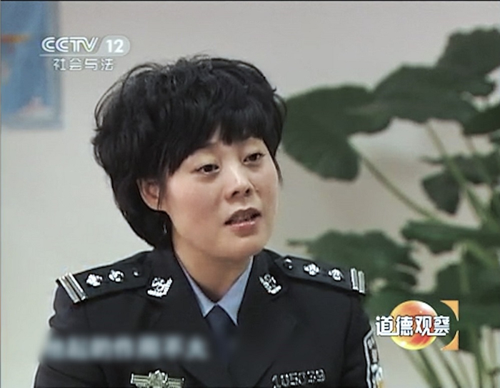 接受中央电视台《道德与法》栏目采访（央广网发 重庆市公安局供图）