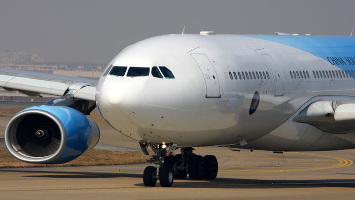 飞机舱门那么笨重,为什么非要空姐手动开关?