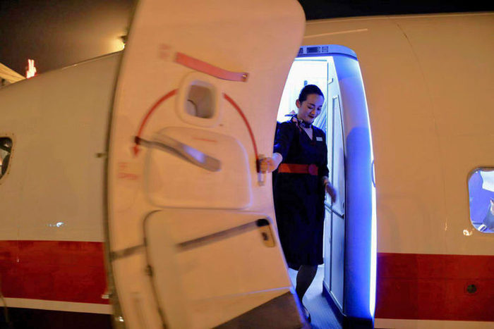 飞机舱门那么笨重,为什么非要空姐手动开关?