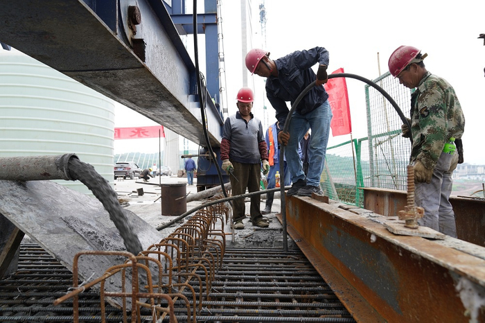 修建工人施工中（央广网发 秦廷富摄）