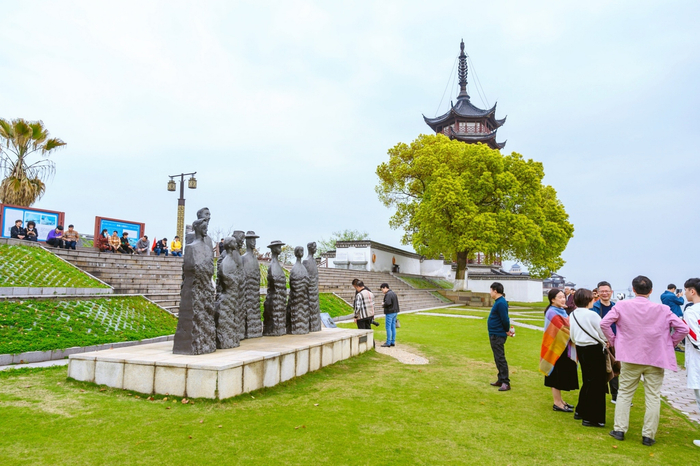 海宁观潮胜地公园,被誉为“观潮第一胜地”,游客:太壮观了|海宁潮|盐官|钱塘江|历史|景点_新浪新闻