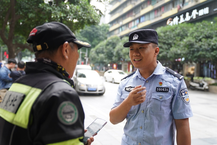 陈信君帮助群众（央广网发 渝中区公安局供图）