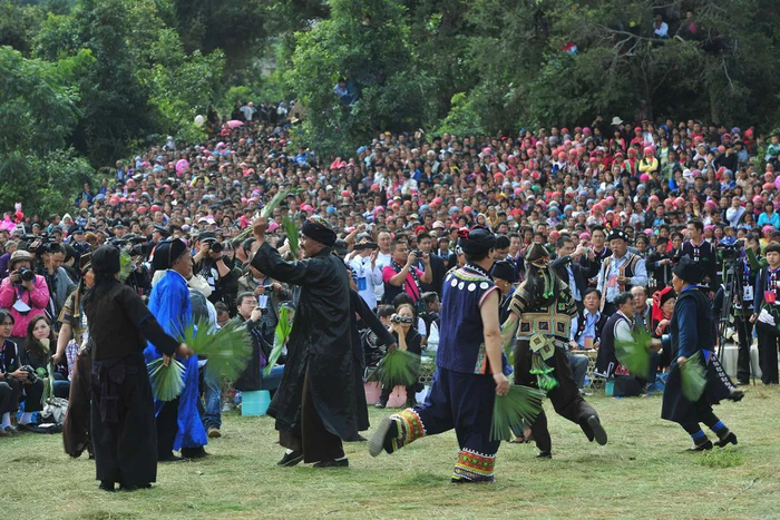 万人狂欢棕扇舞  图源：热情元江