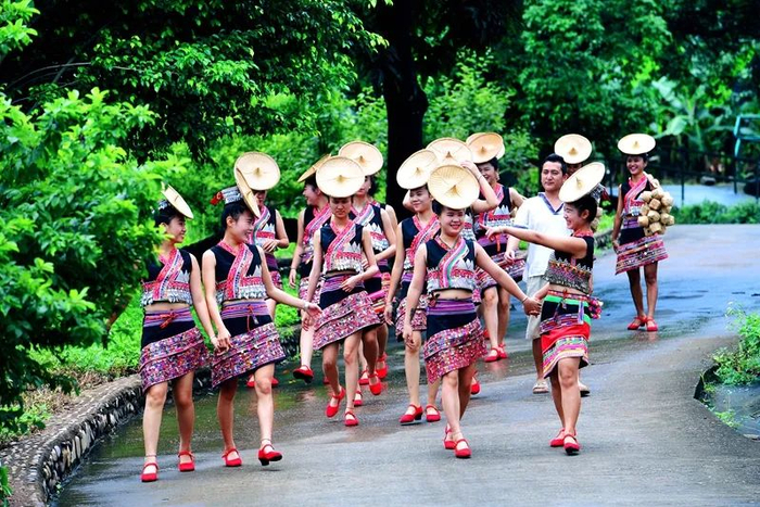 红河谷里俏花腰  潘泉  摄
