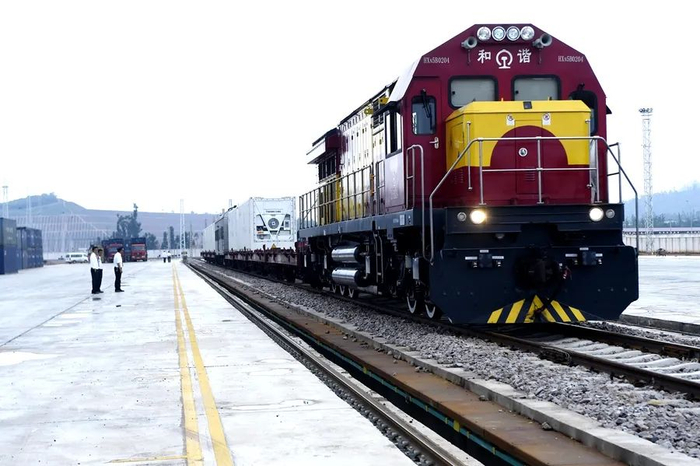 装着通海蔬菜的火车从玉溪开往深圳，再通过海港码头出境运往韩国、日本等国家和地区。记者 崔永红 摄