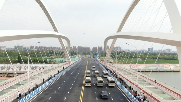 车辆行驶在新开通的乌兰木伦河3号桥上（央广网发 广西路桥工程集团有限公司 供图）