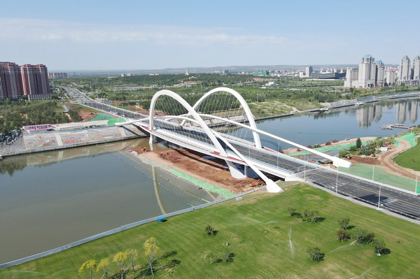 鄂尔多斯市乌兰木伦河3号桥建成通车（央广网发 广西路桥工程集团有限公司 供图）