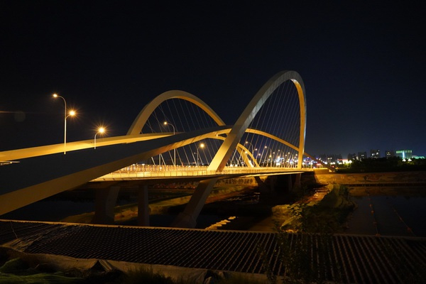 夜色中的乌兰木伦河3号桥（央广网发 许嘉木 摄）