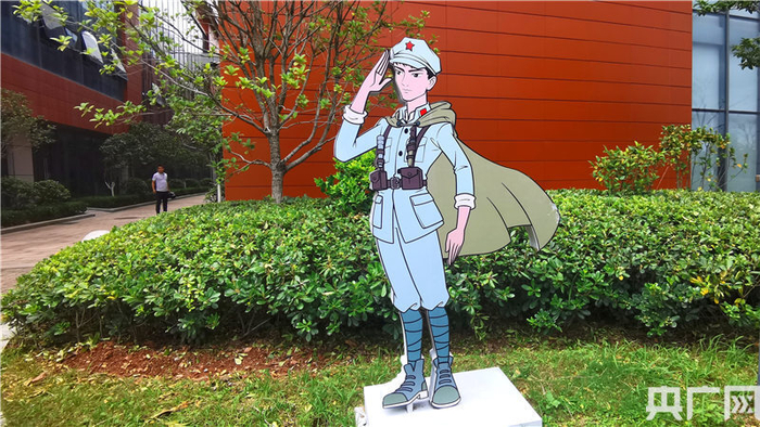 在兴国街头随处可见的《长征先锋》宣传立牌（央广网发 杨丽摄）