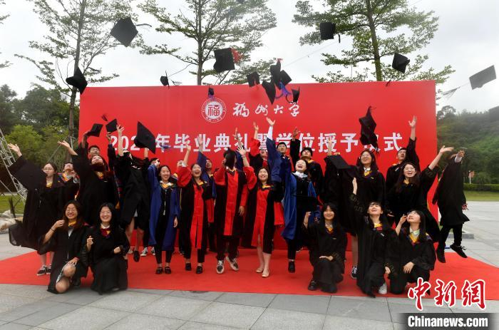 图为毕业生合影留念。　吕明 摄