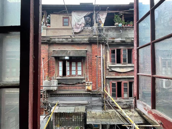 当时的校舍现在已面目全非，但从窗户纹样的比较中可知1929年出版物所拍摄的为1926年落成的“存天阁”，图为从“海容斋”拍摄的“存天阁”。