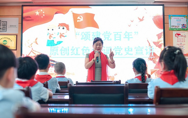 图为：武汉女子诗社会员“华姐”分享诗词创作过程