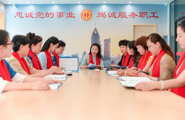 图为：武汉女子诗社开展诗词研讨会