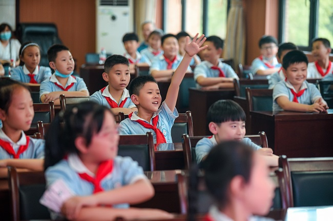 图为：学生在课堂上积极与女子诗社成员互动