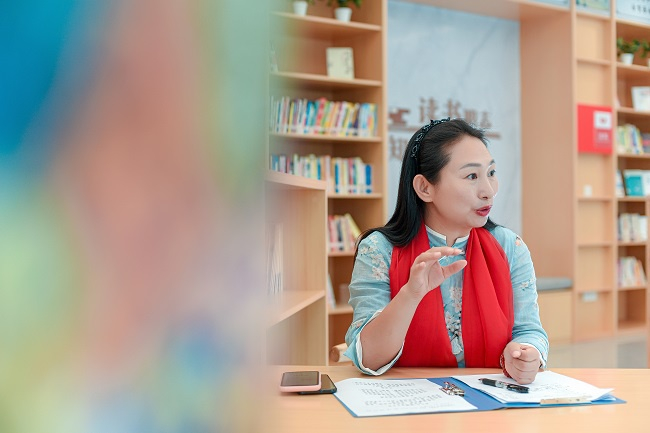 图为：武汉女子诗社社长薛姣讲述诗词创作技巧