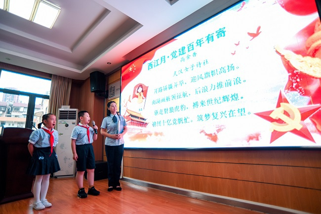 图为：高金香为学生讲解原创诗词