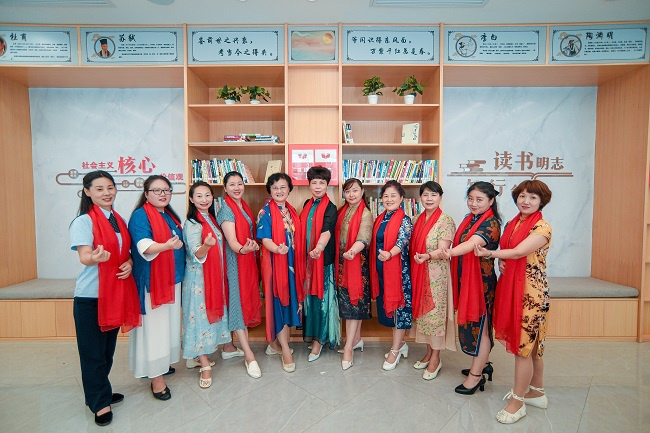 图为：武汉女子诗社会员代表合影