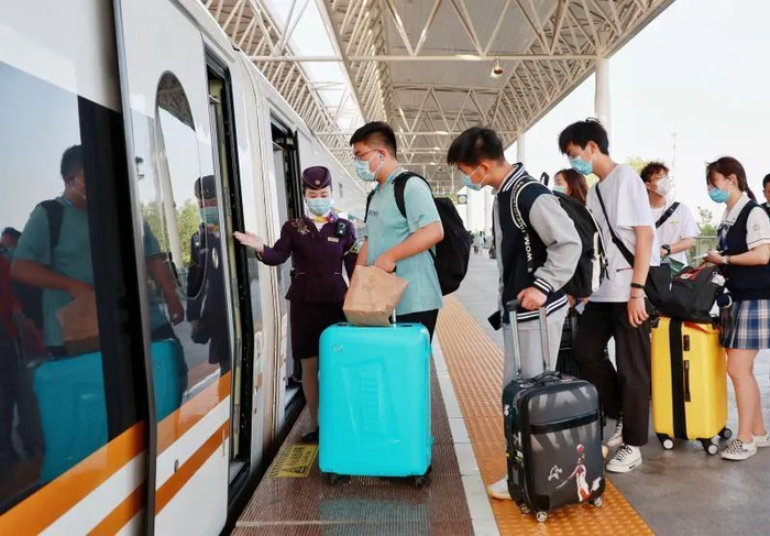 列车工作人员在引导旅客有序上车  周围 摄