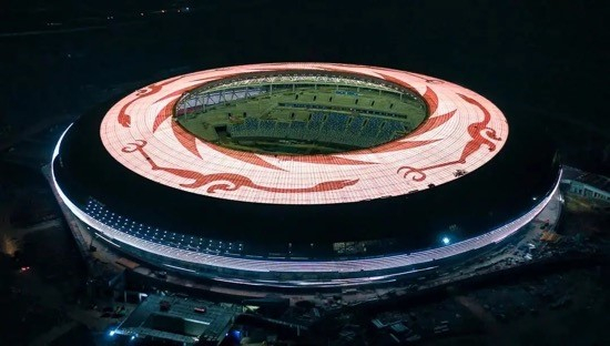 　　▲“飞碟”造型的东安湖体育公园主体育场