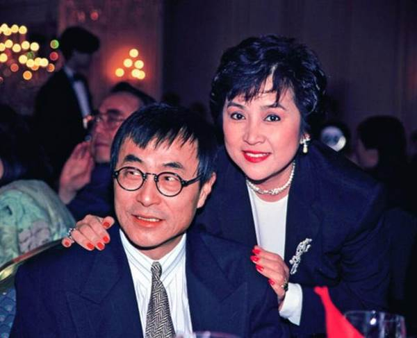 身形消瘦帅气有型,幽默回应与儿子争影帝|狄波拉|谢贤|甄珍_新浪新闻