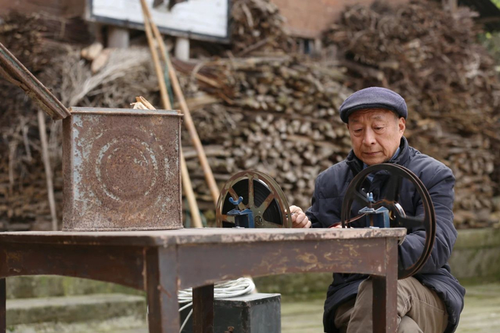 谢玉年在进行调试（央广网发 赵军摄）