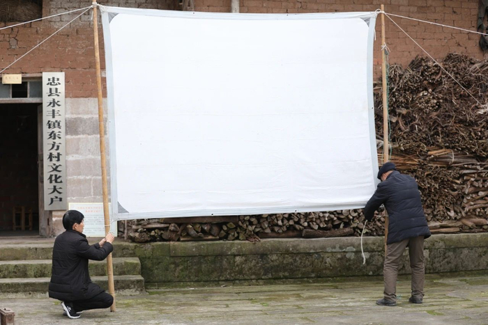 谢玉年和乐正洪在固定投影幕布（央广网发 赵军摄）