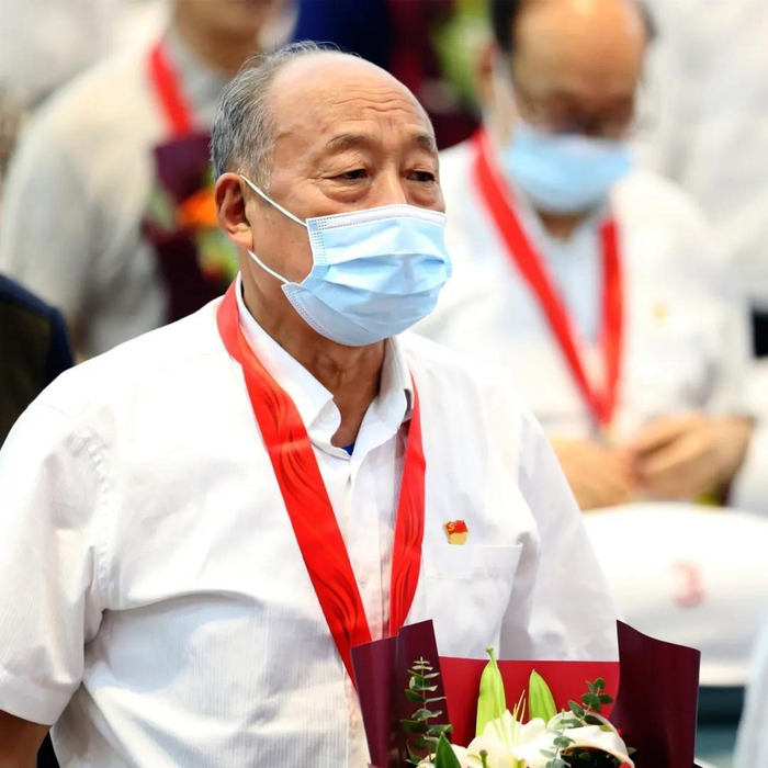 谢玉年荣获“光荣在党50年”纪念章（ 央广网发 赵军摄）