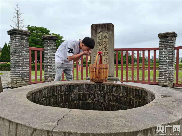 井的东面立着刻有“吃水不忘挖井人，时刻想念毛主席”的石碑