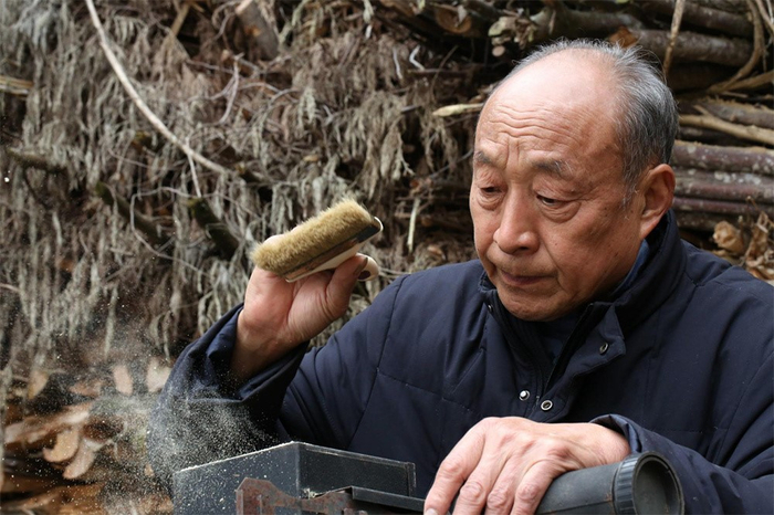 谢玉年在保养幻灯机（央广网发 赵军摄）