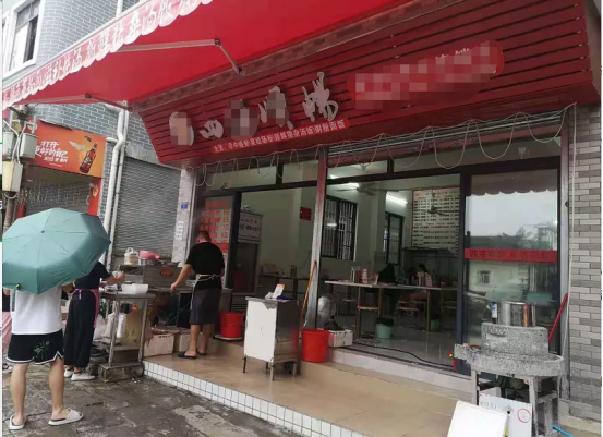 禁堂食期间，早餐店的顾客在等待打包外带（红餐网摄）