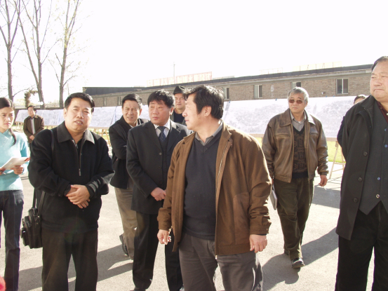 （中国画研究院副院长满维起参观《古运回望图》初稿）