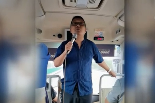 诸鸣在旅游大巴上介绍浙江为什么是共同富裕示范区（视频截图）