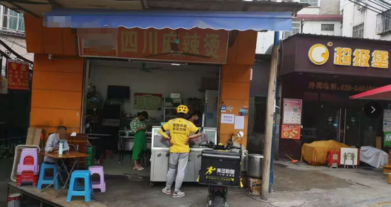 禁堂食时，四川麻辣烫店几乎没人。旁边的汉堡店已经倒闭（红餐网摄）