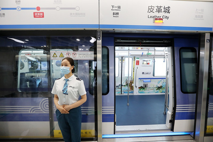 列车停靠在杭海城际铁路皮革城站（央广网记者 魏炜 摄）