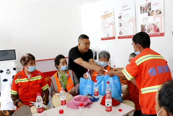潍坊市专门设立了“工会户外劳动者服务站点”，为高温作业的环卫工人送去清凉（央广网发 受访者供图）