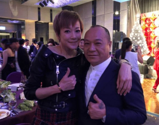 45岁港姐梁敏仪转行,曾经的晶女郎,如今的蛋糕店服务生