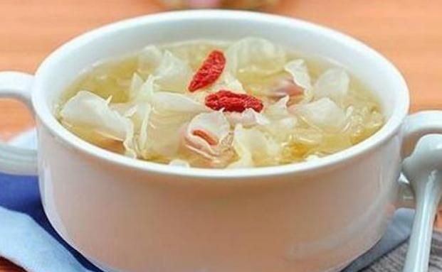 女人坚持每天喝银耳汤,一段时间之后,身体可能会收获3个好处|腐味|中全|小黑点|延展性|身型_新浪新闻
